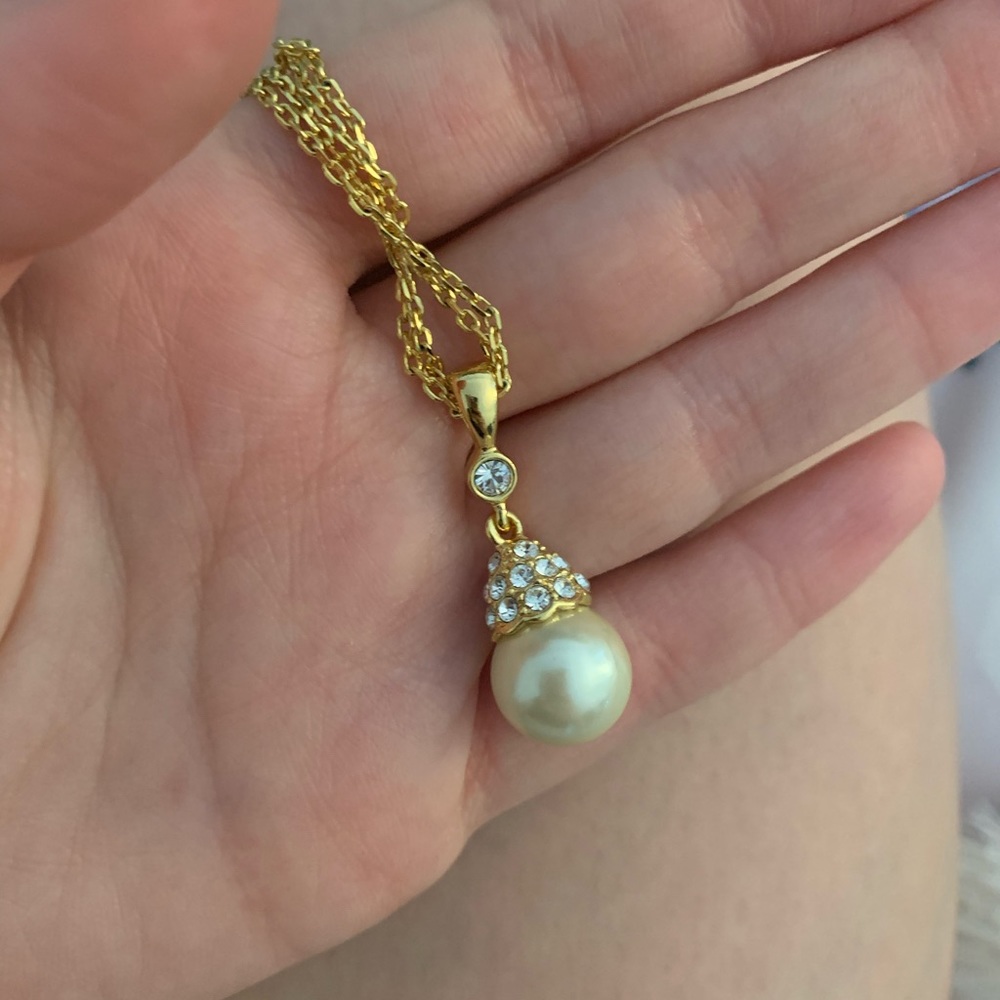 Gold necklace with a beautiful pearl